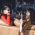 Miniatura dwie młode dziewczyny rozmawiają w kawiarni | Hemorigen femina
