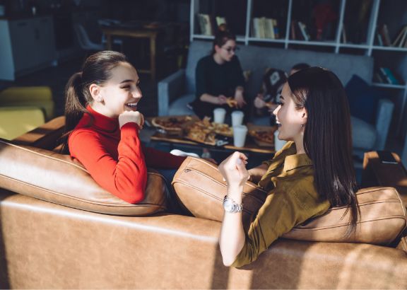 Dwie młode dziewczyny rozmawiają w kawiarni słoneczny dzień  | Hemorigen femina