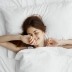Miniaturka z uśmiechniętą dziewczyną w łóżku | Hemorigen femina