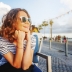 Miniatura młoda dziewczyna w okularach przeciwsłonecznych na wakacjach | Hemorigen femina