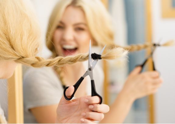 Dziewczyna obcina włosy - zmiany w życiu | Hemorigen femina