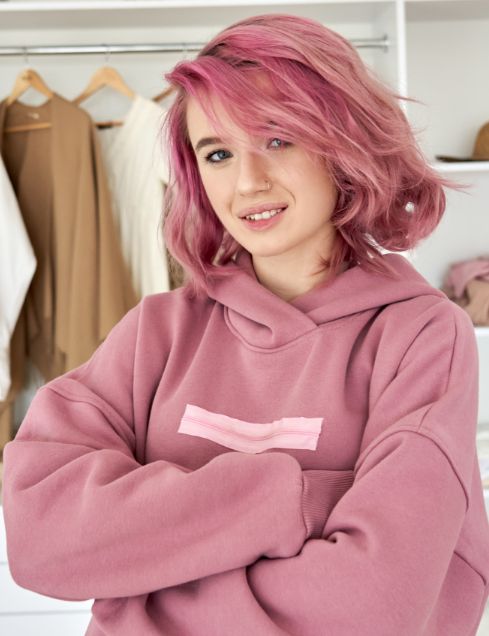 Młoda nowoczesna dziewczyna w różowej bluzie z różowymi włosami | Hemorigen femina